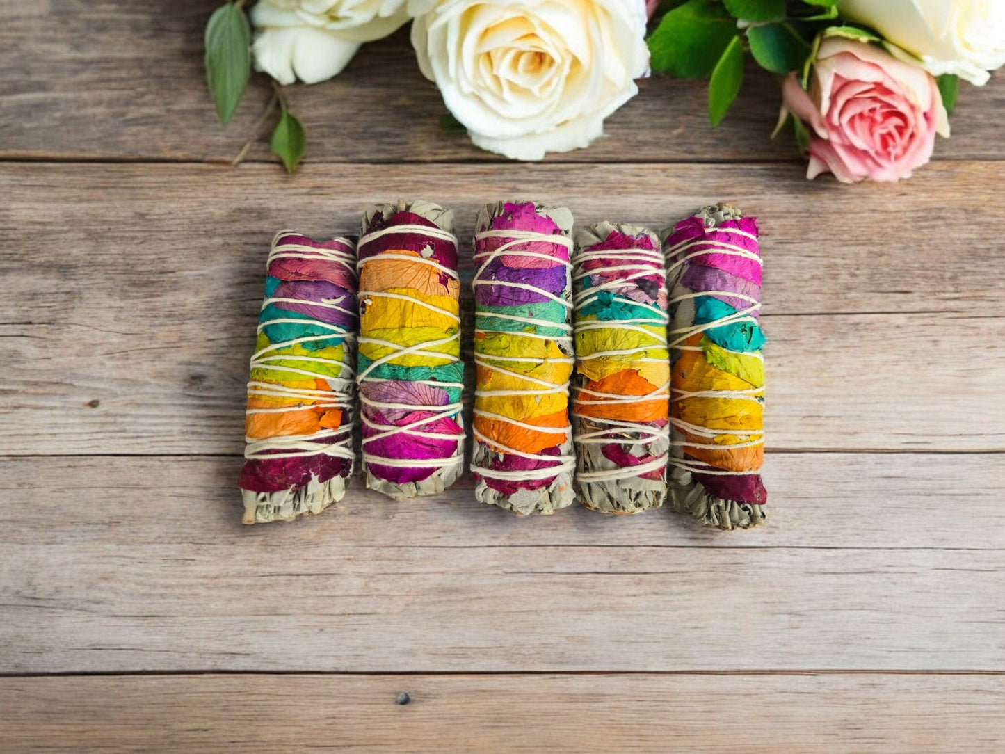 Räucherset "Natürliche Zeremonie - 7 Chakren" Weißer Salbei mit Rosenblüten, 5 Smudge-Sticks